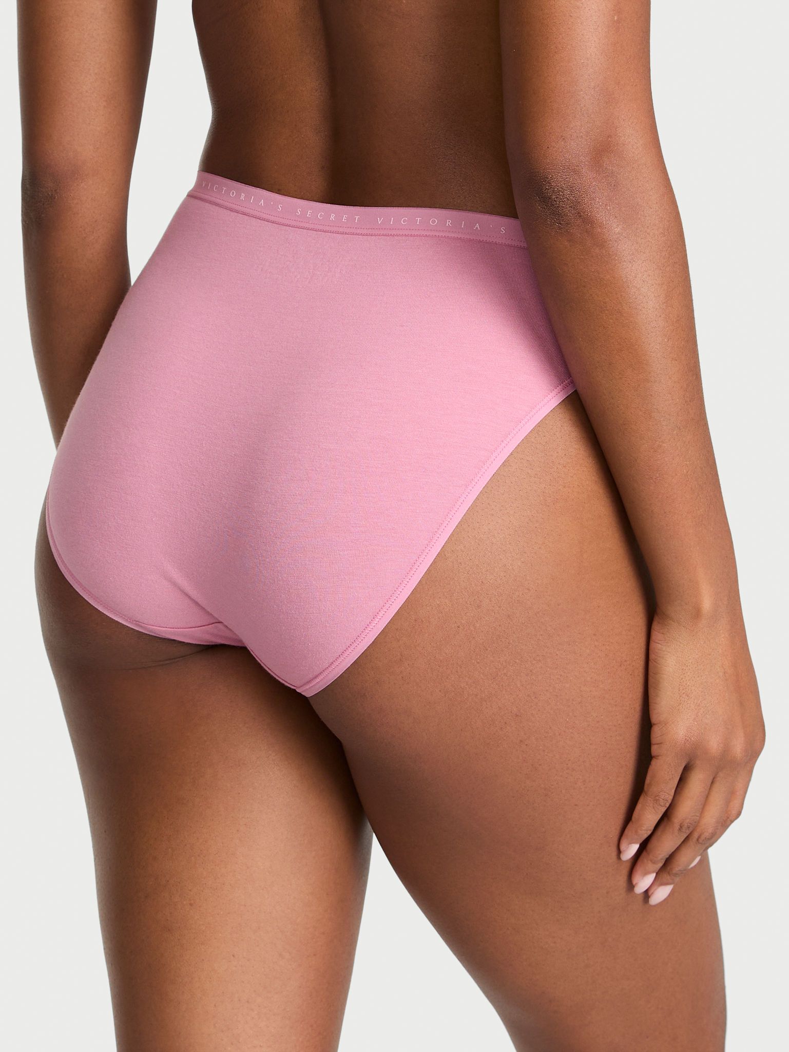 Majtki bawełniane figi z wysoko wyciętymi nogawkami High-Leg Brief. Produkt ma kolor różowy i pochodzi z kolekcji Victoria's Secret. 