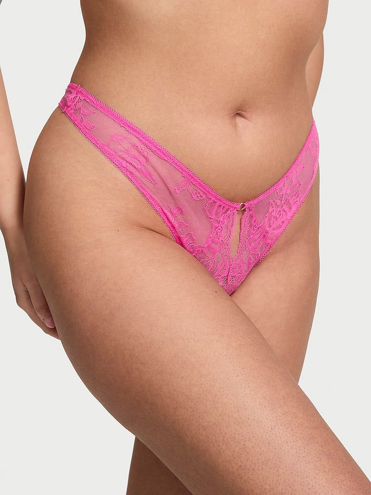 Stringi bez kroku Rose Lace. Produkt ma kolor różowy i pochodzi z kolekcji Very Sexy. 