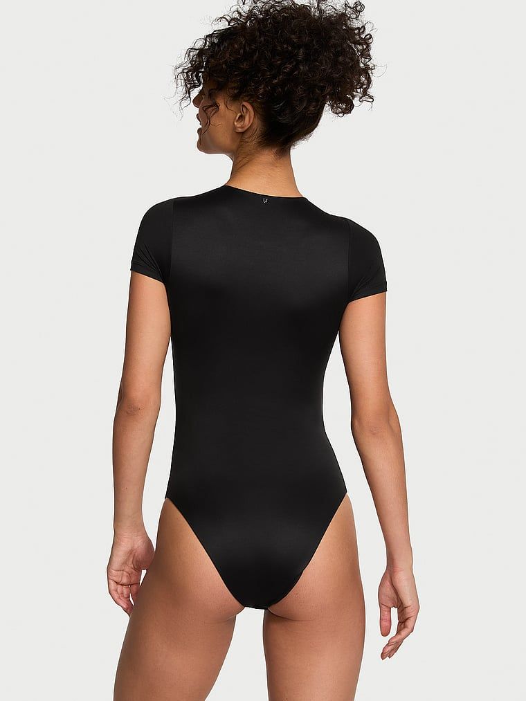 Body z krótkimi rękawami Feathersoft Essentials. Produkt ma kolor czarny i pochodzi z kolekcji Victoria's Secret. 