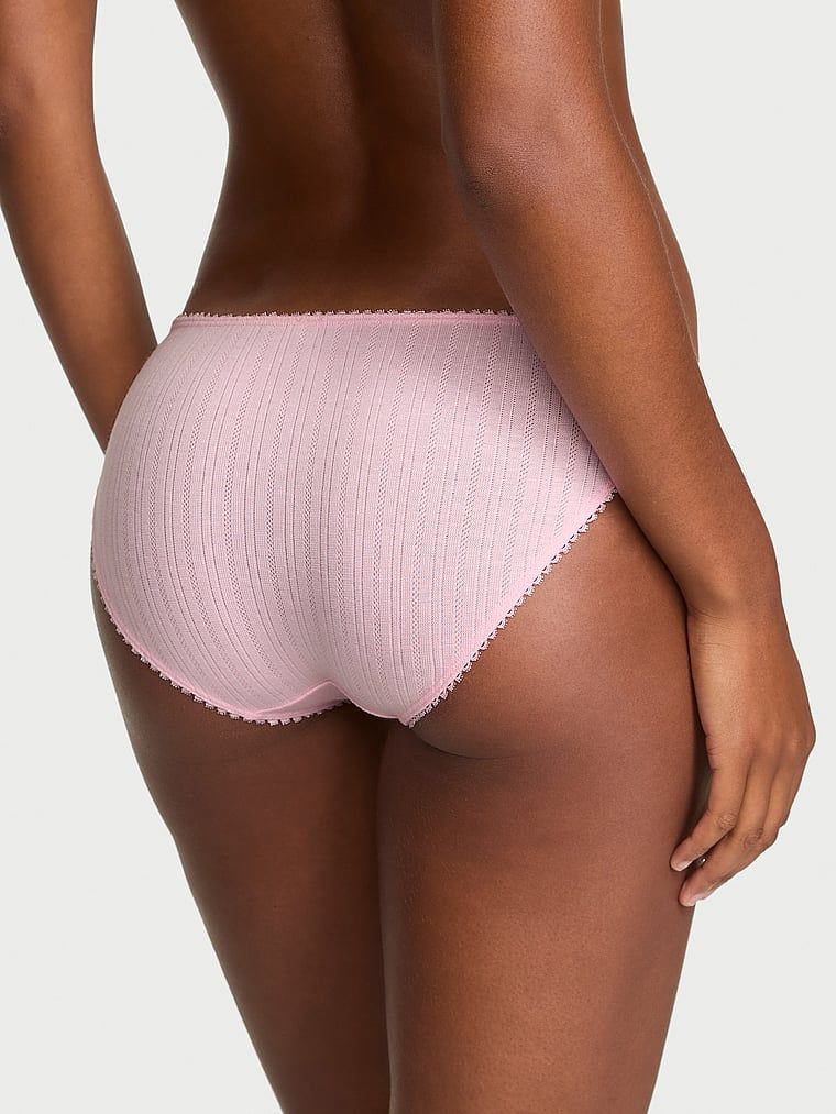 Majtki Lace Pointelle Bikini. Produkt ma kolor różowy i pochodzi z kolekcji Victoria's Secret. 
