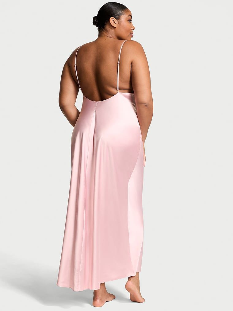 Koszula nocna satynowa maxi Dare to Dream. Produkt ma kolor różowy i pochodzi z kolekcji Victoria's Secret. 