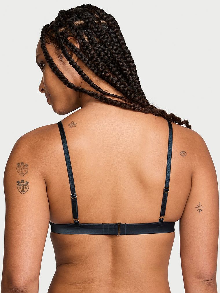 Modelka prezentuje biustonosz nieusztywniany braletka Ziggy Glam Shine Fishnet. Produkt ma kolor czarny i pochodzi z kolekcji Very Sexy.