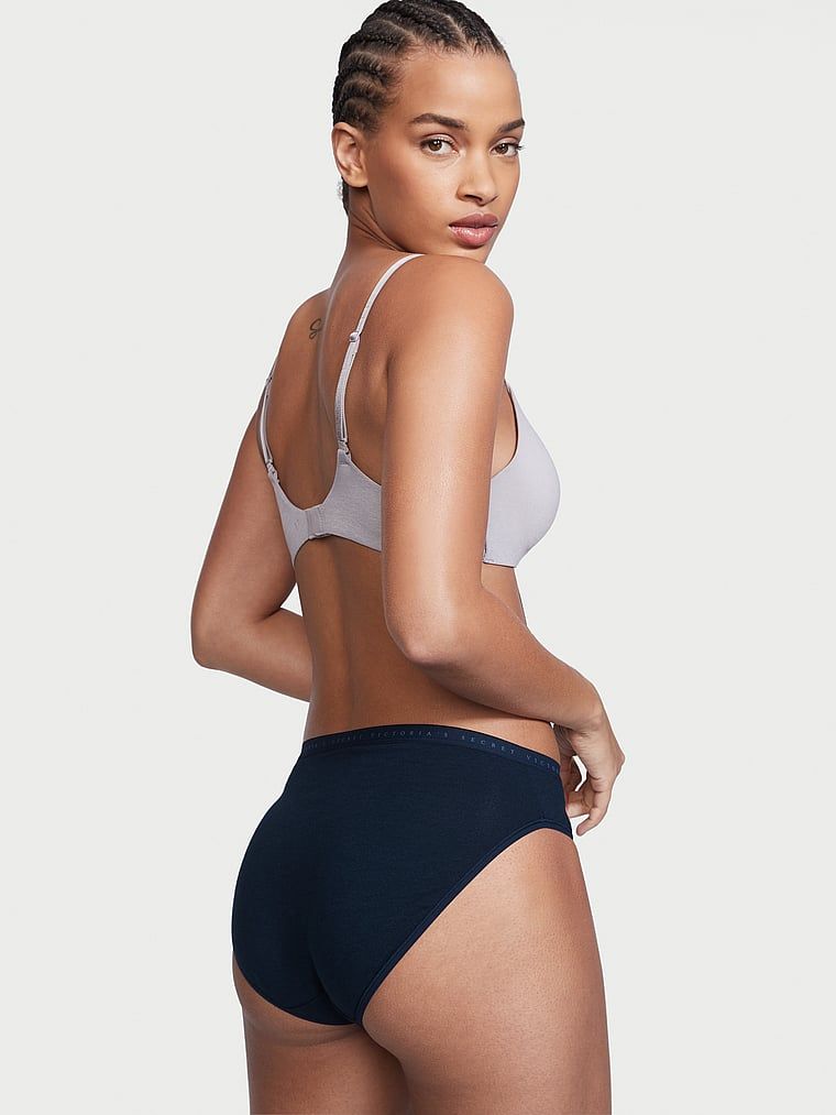 Majtki figi z wysoko wyciętymi nogawkami High-Leg Brief. Produkt ma kolor niebieski i pochodzi z kolekcji Victoria's Secret. 