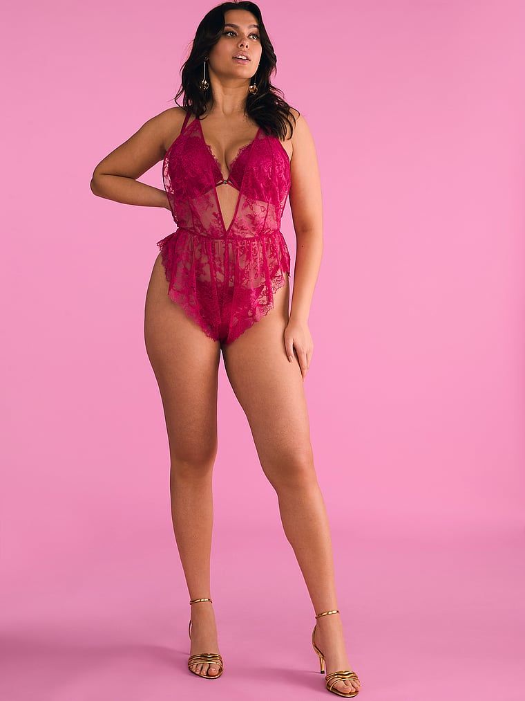 Kombinezon koronkowy Rose Lace. Produkt ma kolor różowy i pochodzi z kolekcji Victoria's Secret. 