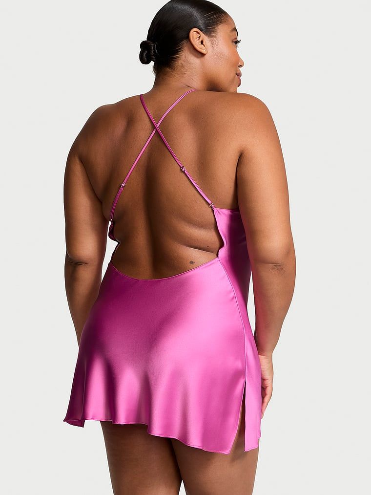 Koszulka nocna satynowa na cienkich ramiączkach odsłaniająca plecy Open-Back Slip. Produkt ma kolor różowy i pochodzi z kolekcji Victoria's Secret. 