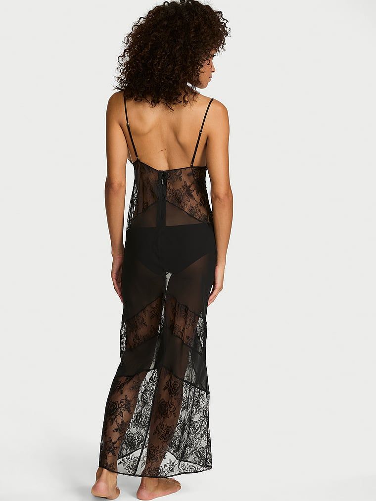 Koszula nocna z szyfonu i koronki maxi. Produkt ma kolor czarny i pochodzi z kolekcji Very Sexy. 