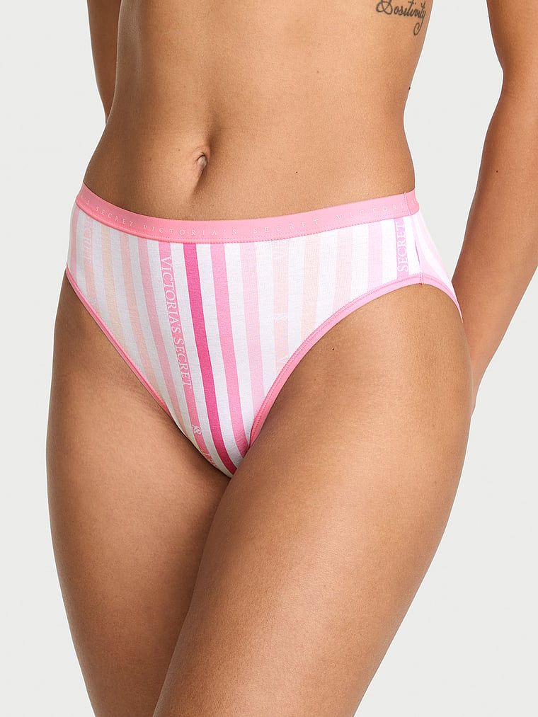 Majtki bawełniane figi z wysoko wyciętymi nogawkami High-Leg Brief. Produkt jest wzorzysty i pochodzi z kolekcji Victoria's Secret. 