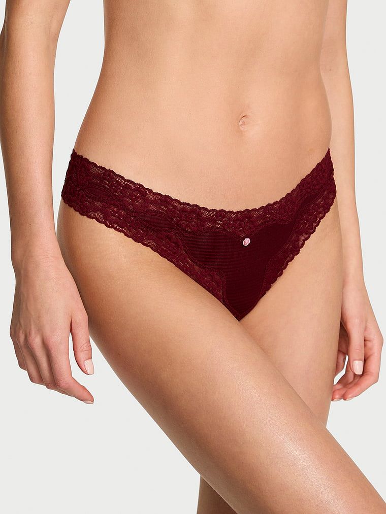 Stringi bawełniane w paseczki z koronką na krawędziach. Produkt ma kolor czerwony i pochodzi z kolekcji Lace Trim. 