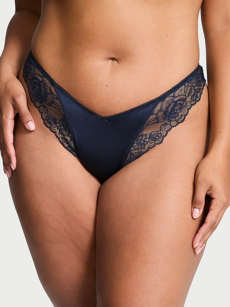 Stringi z koronką i wysoko wyciętymi nogawkami Lace-Trim High-Leg. Produkt ma kolor niebieski i pochodzi z kolekcji Very Sexy. 