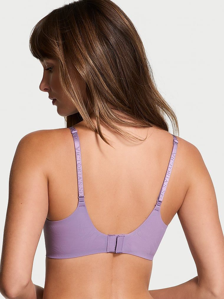 Modelka prezentuje biustonosz lekko usztywniany braletka bez fiszbin Comfort. Produkt ma kolor purpurowy i pochodzi z kolekcji Body by Victoria.