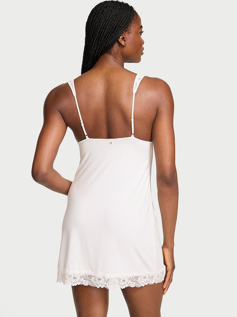 Koszulka nocna z modalu SoSoft. Produkt ma kolor biały i pochodzi z kolekcji Victoria's Secret. 
