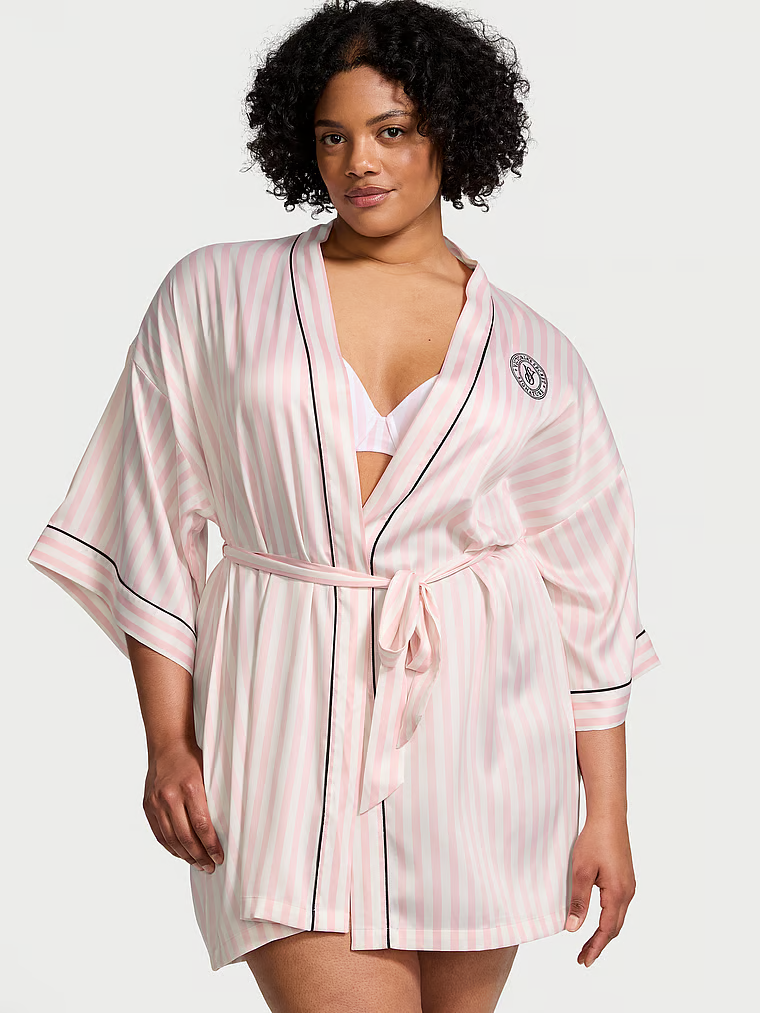 Szlafrok satynowy z krótkimi rękawami. Produkt ma wzór w paski i pochodzi z kolekcji Victoria's Secret. 