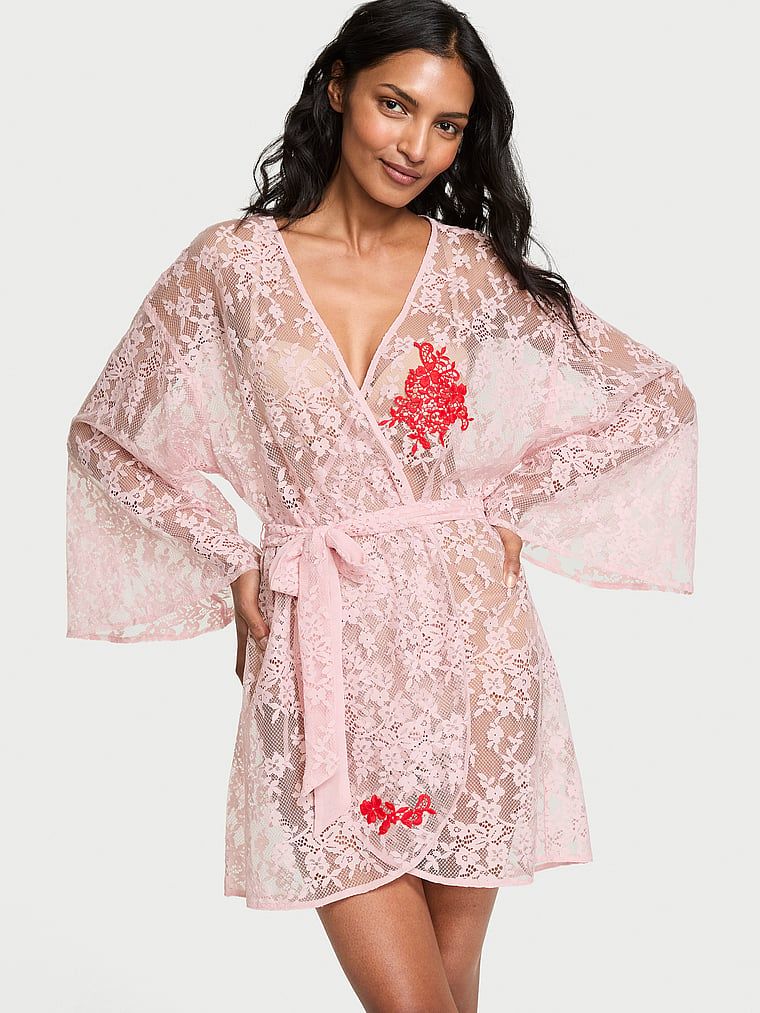 Szlafrok koronkowy prześwitujący Dare to Dream. Produkt ma kolor różowy i pochodzi z kolekcji Victoria's Secret. 