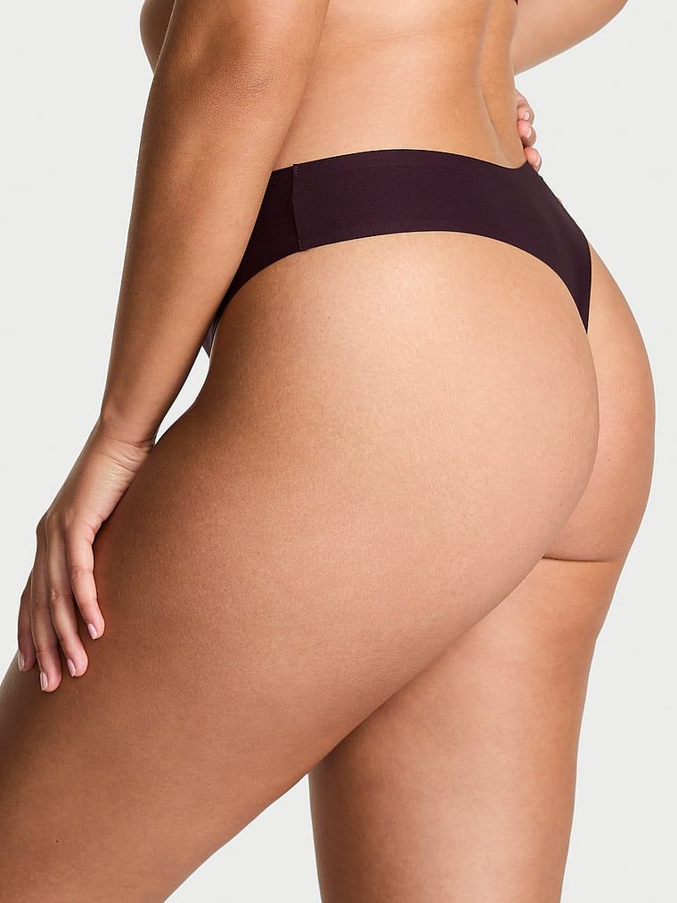 Stringi z mikrofibry Flex. Produkt ma kolor purpurowy i pochodzi z kolekcji Body by Victoria. 