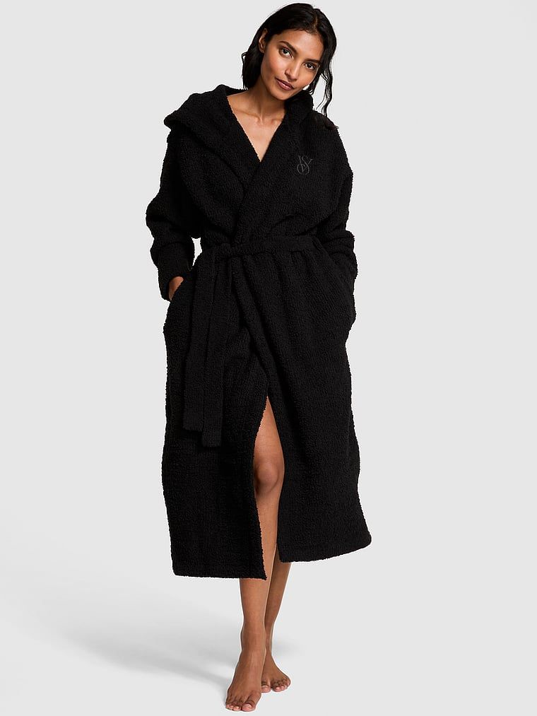 Długi szlafrok z kapturem Chenille. Produkt ma kolor czarny i pochodzi z kolekcji Victoria's Secret. 