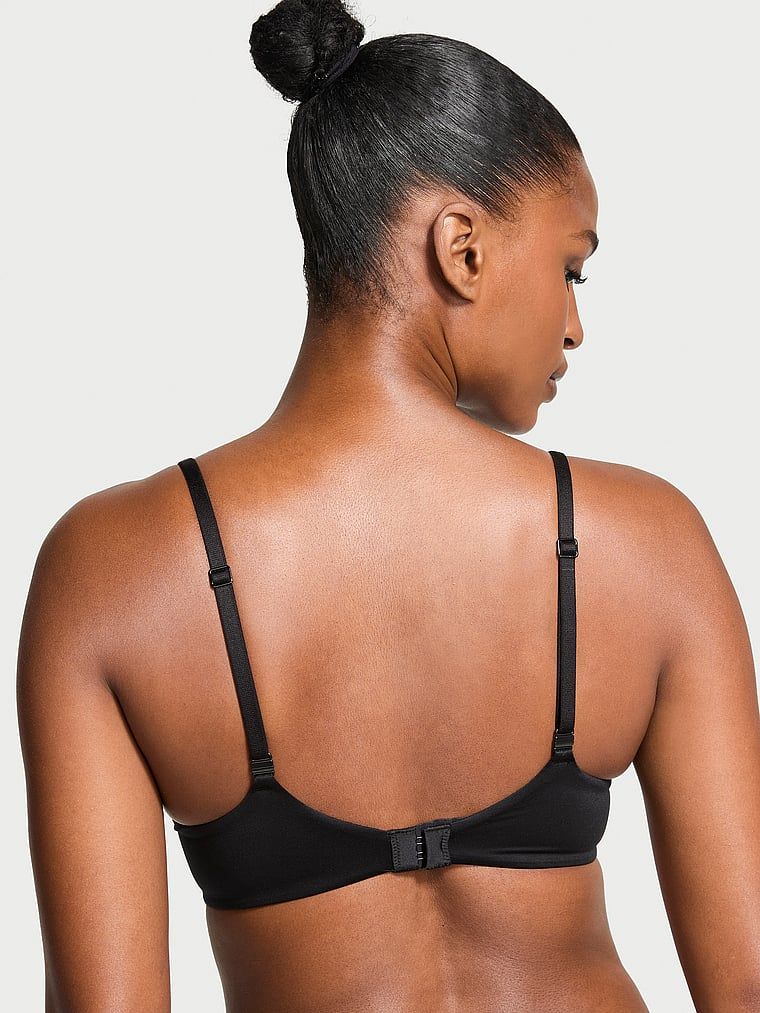 Modelka prezentuje biustonosz push-up z koronką Lace-Trim. Produkt ma kolor czarny i pochodzi z kolekcji Body by Victoria.