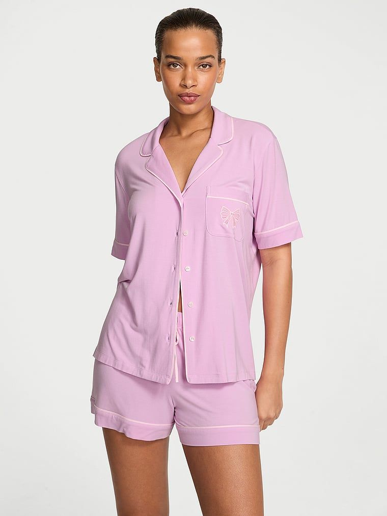 Piżama z modalu z szortami Bow. Produkt ma kolor fioletowy i pochodzi z kolekcji Victoria's Secret. 
