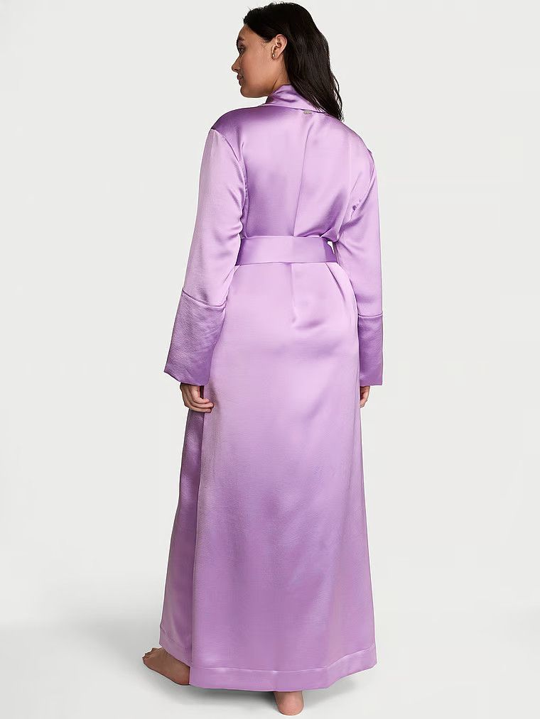 Szlafrok satynowy maxi Luxe. Produkt ma kolor purpurowy i pochodzi z kolekcji Victoria's Secret. 