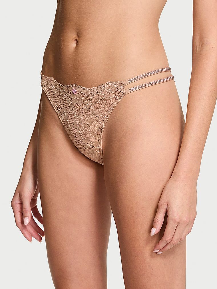 Majtki brazyliany koronkowe z błyszczącymi paseczkami Twinkle Strap Brazilian. Produkt ma kolor beżowy i pochodzi z kolekcji Dream Angels. 