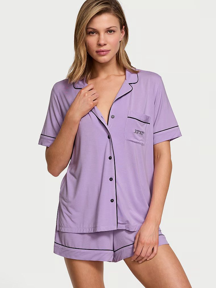 Piżama z modalu z szortami. Produkt ma kolor purpurowy i pochodzi z kolekcji Victoria's Secret. 