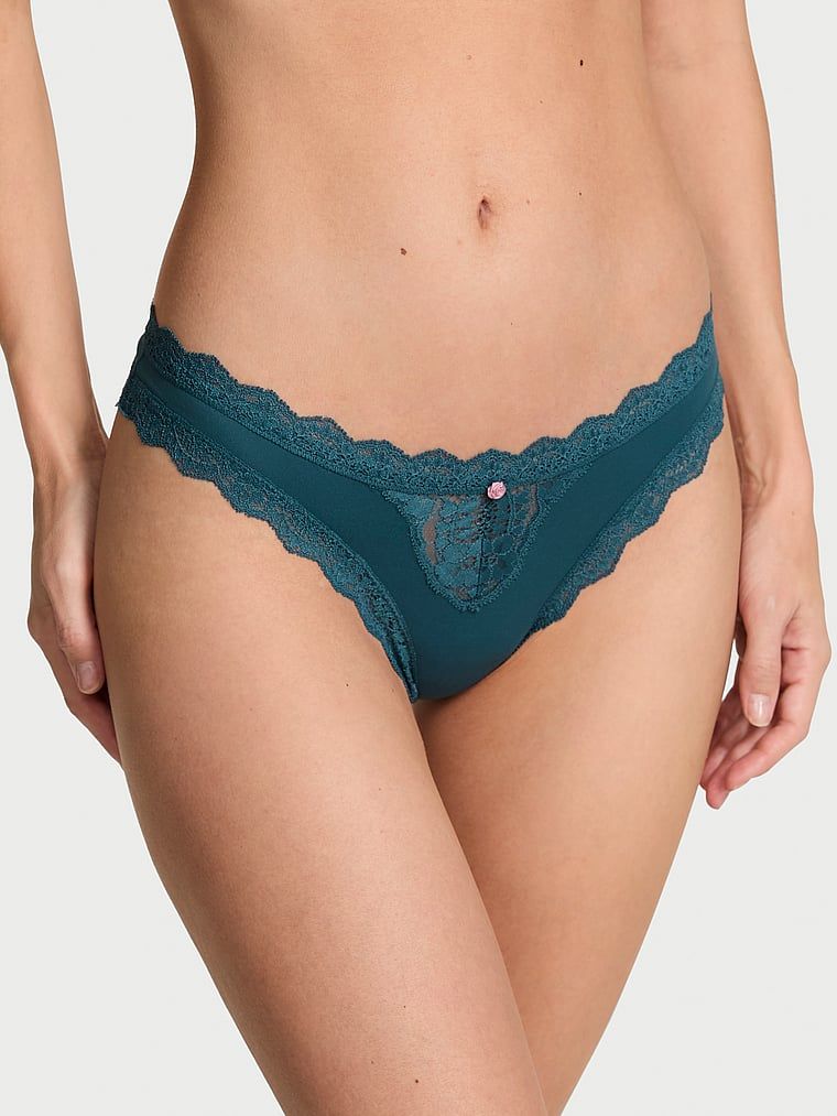 Stringi z koronką Lace Trim. Produkt ma kolor niebieski i pochodzi z kolekcji Dream Angels. 