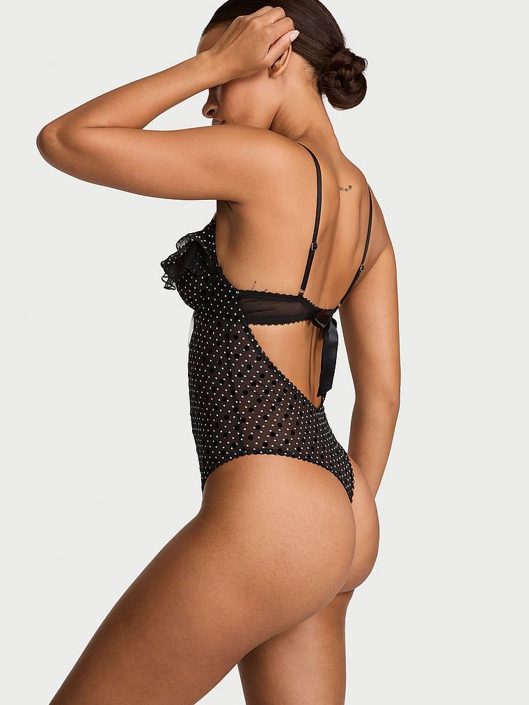 Body w kropeczki Tease Dot Ruffle. Produkt ma kolor wzorzysty i pochodzi z kolekcji Victoria's Secret. 
