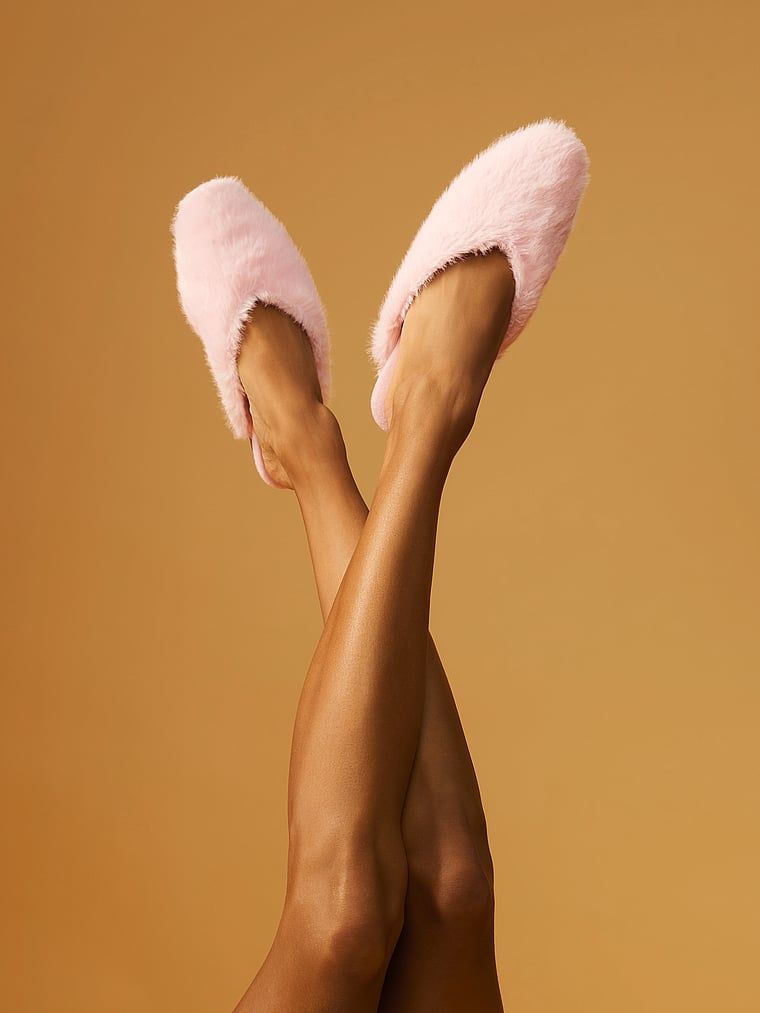 Kapcie ze sztucznym futerkiem. Produkt ma kolor różowy i pochodzi z kolekcji Victoria's Secret. 