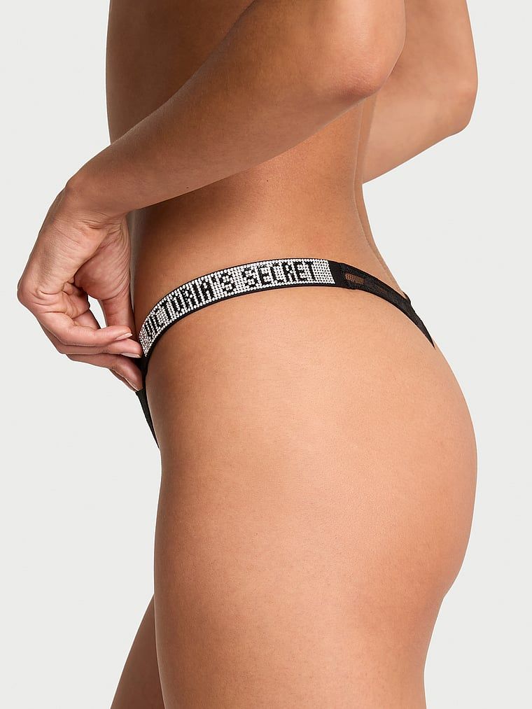 Stringi koronkowe z błyszczącymi paskami Shine Strap Rose Lace. Produkt ma kolor czarny i pochodzi z kolekcji Very Sexy. 