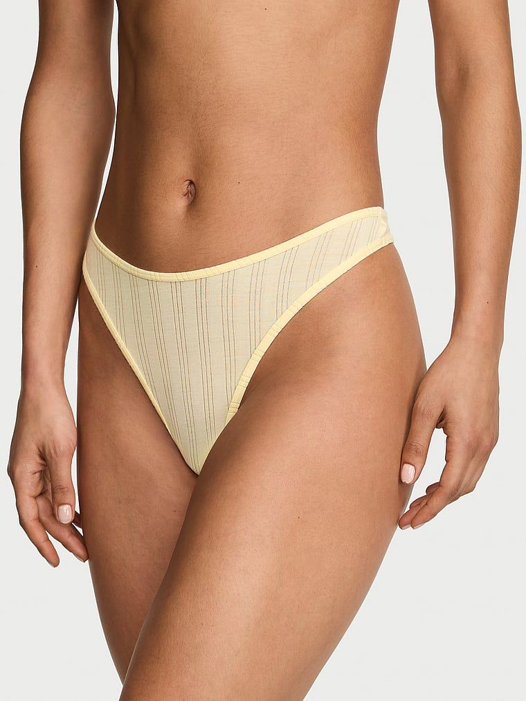 Stringi z modalu z wysoko wyciętymi nogawkami Ultra-Fine. Produkt ma kolor żółty i pochodzi z kolekcji Victoria's Secret. 