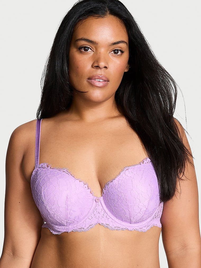 Modelka prezentuje biustonosz lekko usztywniany koronkowy Classic Demi. Produkt ma kolor purpurowy i pochodzi z kolekcji Dream Angels.