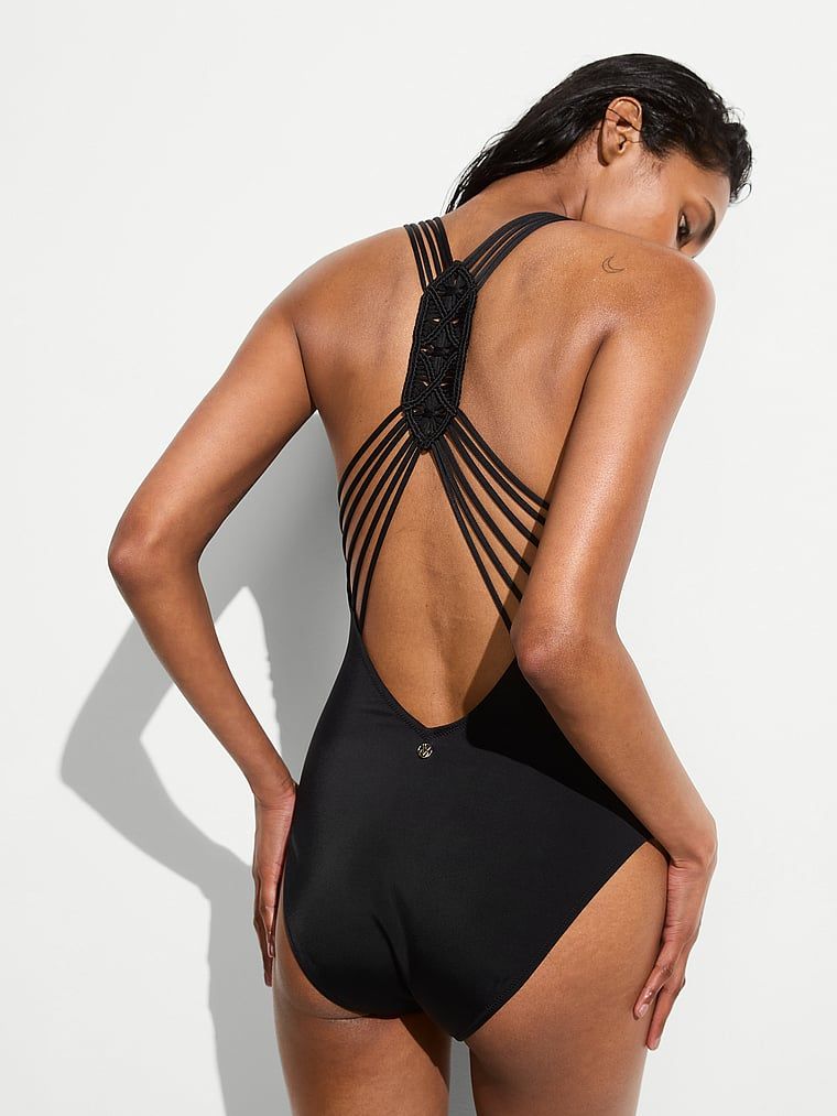 Strój kąpielowy jednoczęściowy Archives Beach Macrame. Produkt ma kolor wielobarwny i pochodzi z kolekcji Victoria's Secret Swim. 