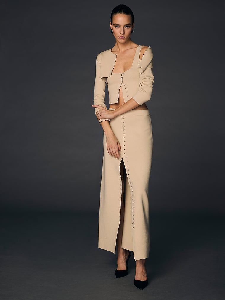 Top z dzianiny zapinany na haftki Atelier X Altuzarra. Produkt ma kolor beżowy i pochodzi z kolekcji Atelier Victoria's Secret x Altuzarra.