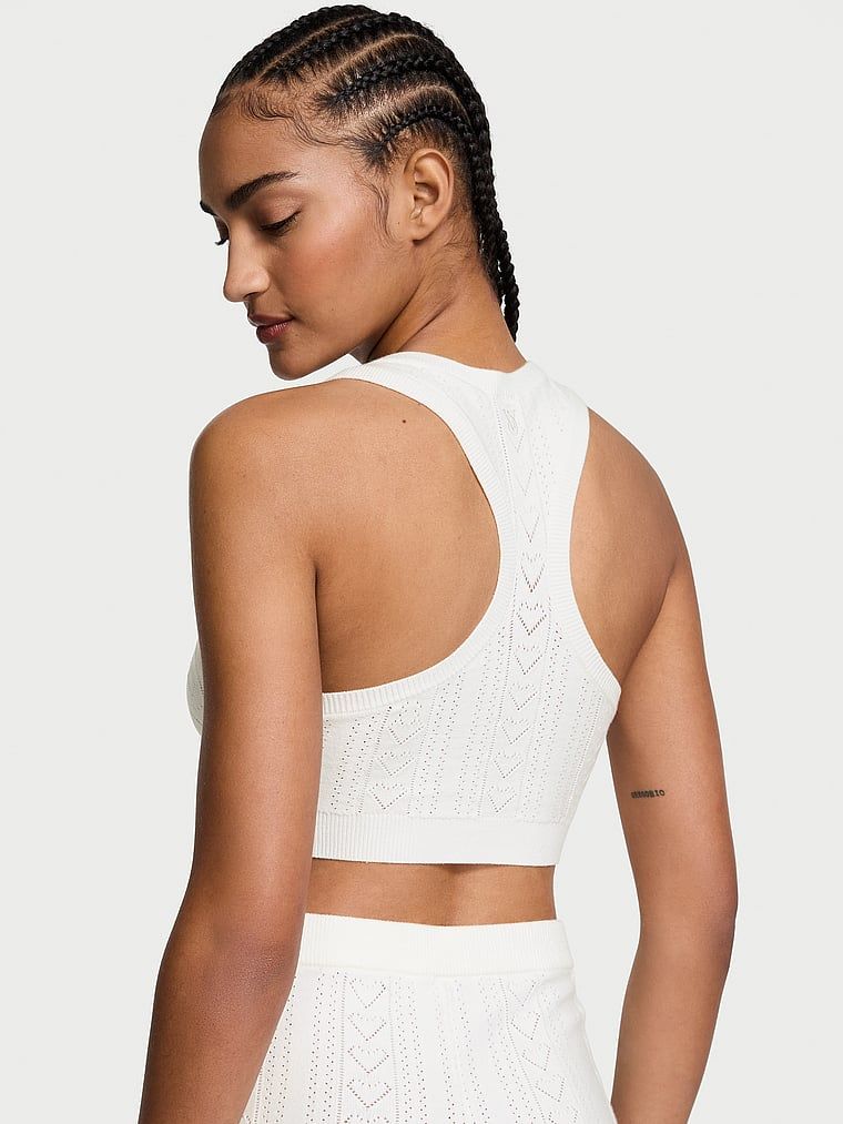Modelka prezentuje biustonosz braletka z dziurkowanego materiału Luxe Heart Pointelle. Produkt ma kolor biały i pochodzi z kolekcji Victoria's Secret.