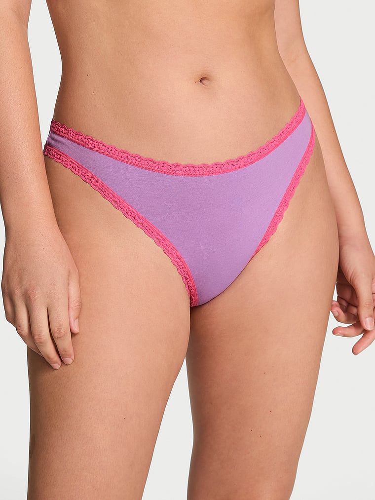 Stringi bawełniane z koronką na krawędziach Lace-Waist. Produkt ma kolor fioletowy i pochodzi z kolekcji Lace Trim. 