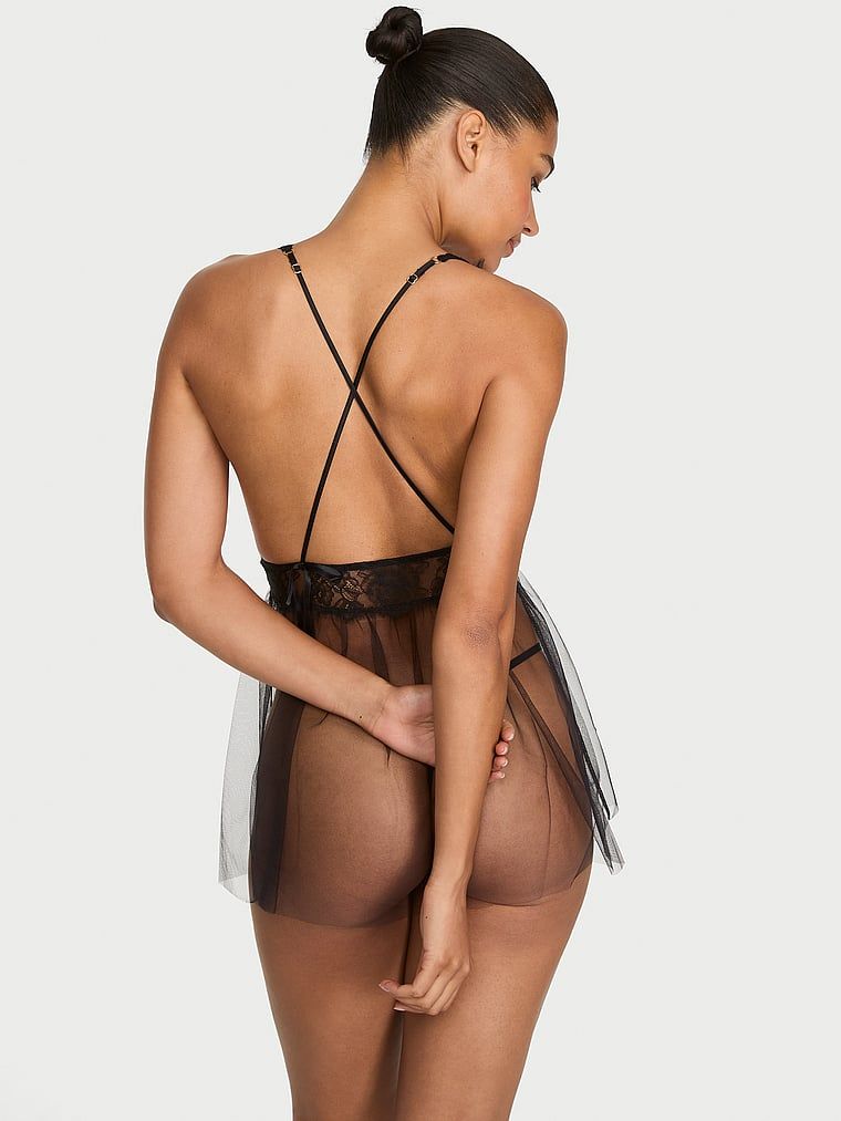 Halka koronkowa i stringi. Produkt ma kolor czarny i pochodzi z kolekcji Very Sexy. 