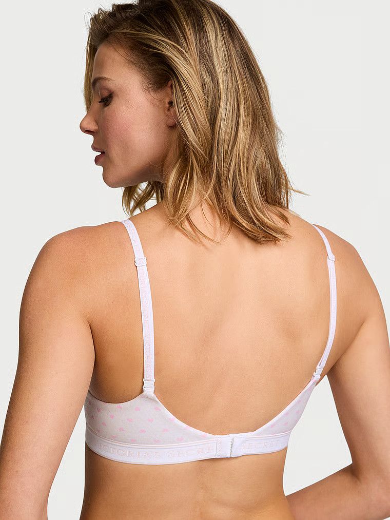Modelka prezentuje biustonosz push-up bawełniany Perfect Shape. Produkt jest wzorzysty i pochodzi z kolekcji T-shirt.