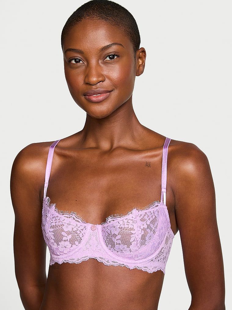 Modelka prezentuje biustonosz nieusztywniany balkonetka Wicked Lace Balconette. Produkt ma kolor purpurowy i pochodzi z kolekcji Dream Angels.