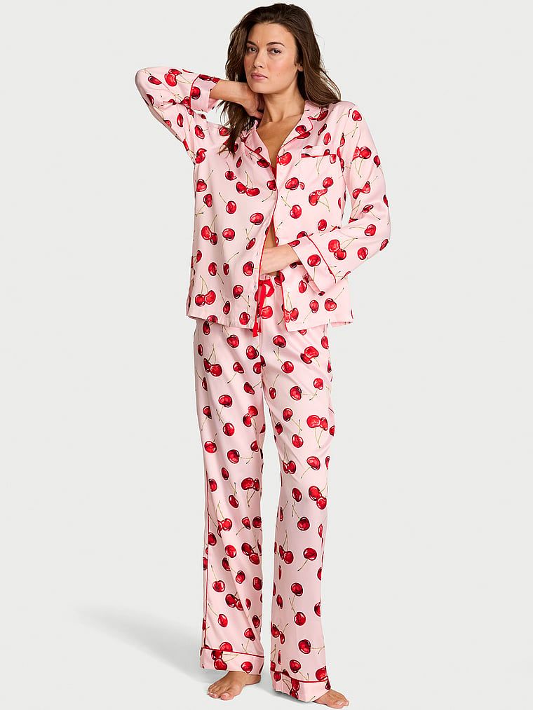 Satynowa piżama z długimi rękawami. Produkt jest wzorzysty i pochodzi z kolekcji Victoria's Secret. 