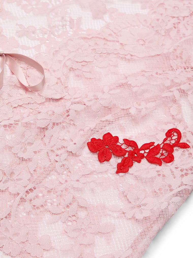 Zestaw z koronki - top i szorty Dare to Dream. Produkt ma kolor różowy i pochodzi z kolekcji Victoria's Secret. 