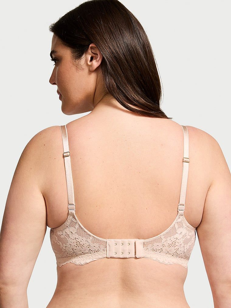 Na zdjęciu na białym tle widoczny jest biustonosz lekko usztywniany Smooth and Lace Classic Demi. Produkt ma kolor beżowy i pochodzi z kolekcji Dream Angels.