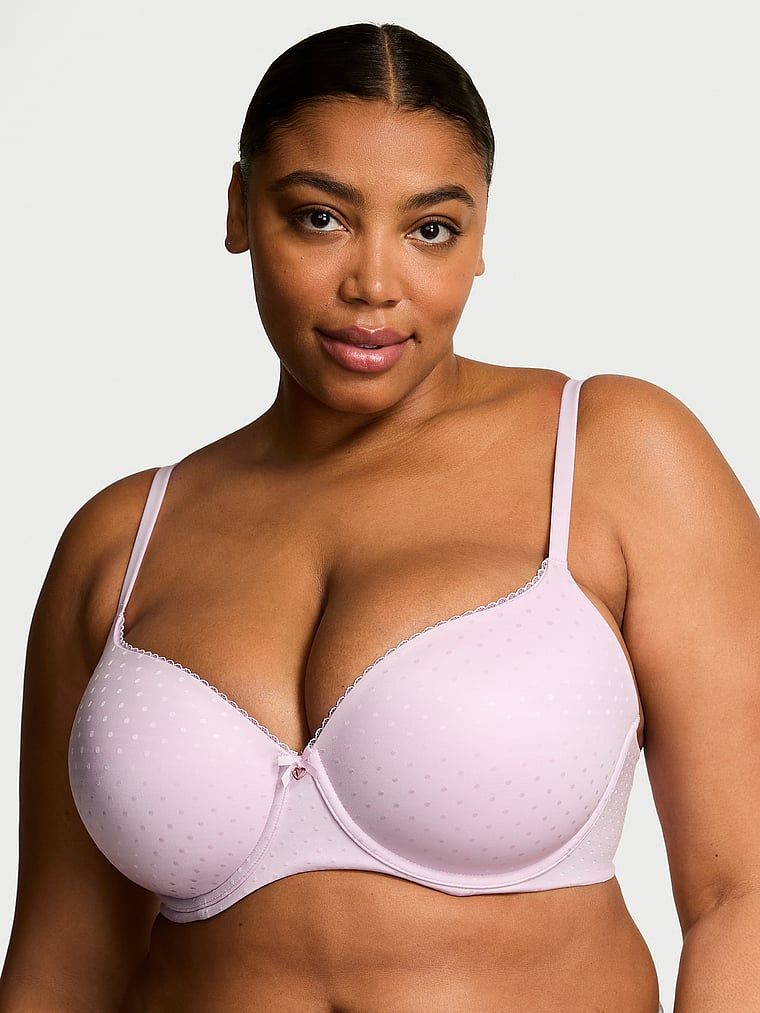 Modelka prezentuje biustonosz lekko usztywniany Demi. Produkt ma kolor purpurowy i pochodzi z kolekcji Body by Victoria.