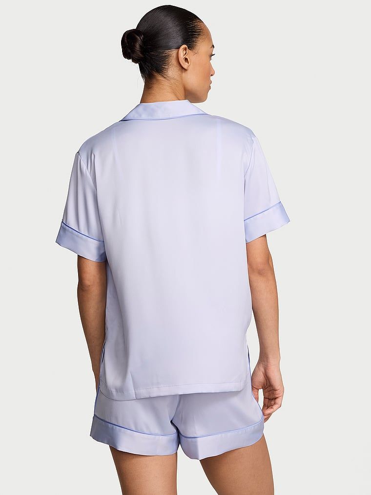 Piżama satynowa z szortami Signature. Produkt ma kolor fioletowy i pochodzi z kolekcji Victoria's Secret. 