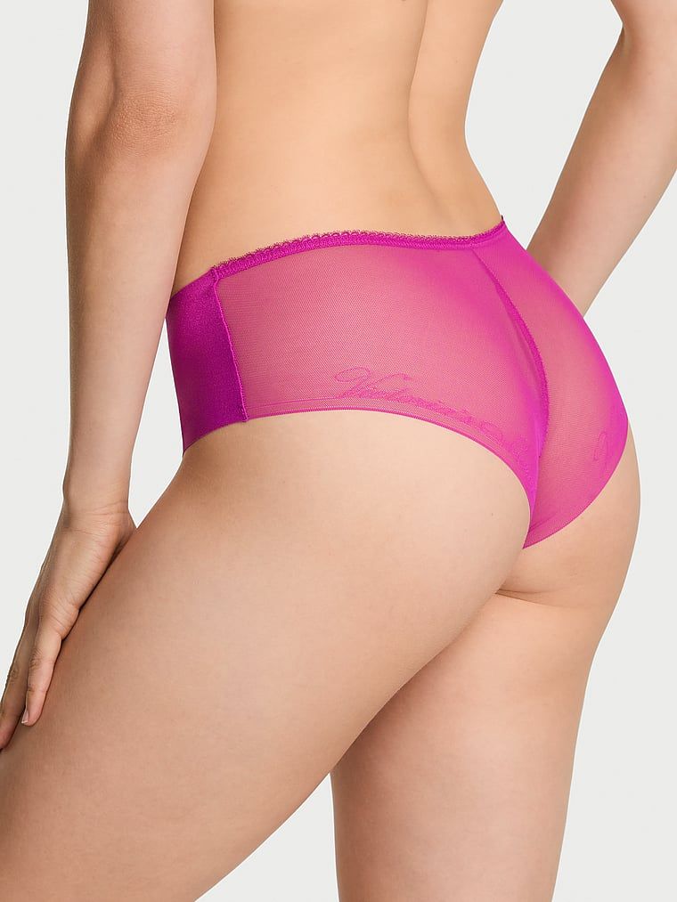 Majtki bezszwowe z siateczką z tyłu No-Show Sheer Logo Cheeky. Produkt ma kolor różowy i pochodzi z kolekcji Body by Victoria. 