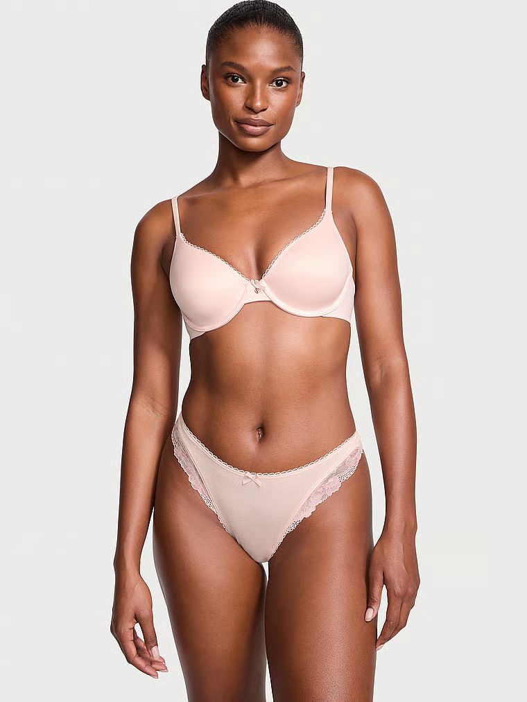 Modelka prezentuje biustonosz lekko usztywniany z mocno zabudowanymi miseczkami Infinity Edge. Produkt ma kolor różowy i pochodzi z kolekcji Body by Victoria.