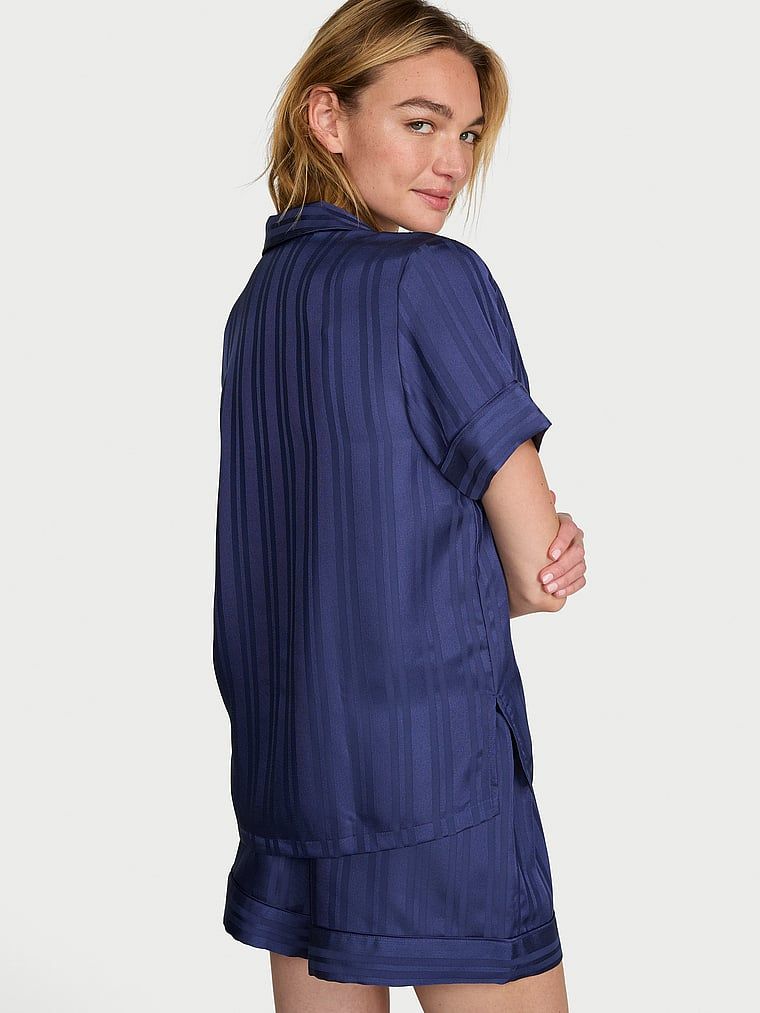 Piżama satynowa z szortami Signature. Produkt ma kolor niebieski i pochodzi z kolekcji Victoria's Secret. 