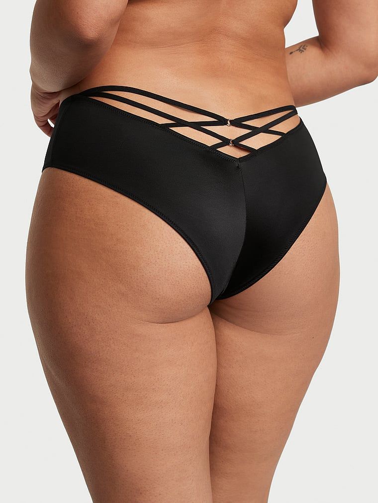 Majtki z paseczkami z tyłu i wysoko wyciętymi nogawkami Strappy-Back Cheeky. Produkt ma kolor czarny i pochodzi z kolekcji Very Sexy. 