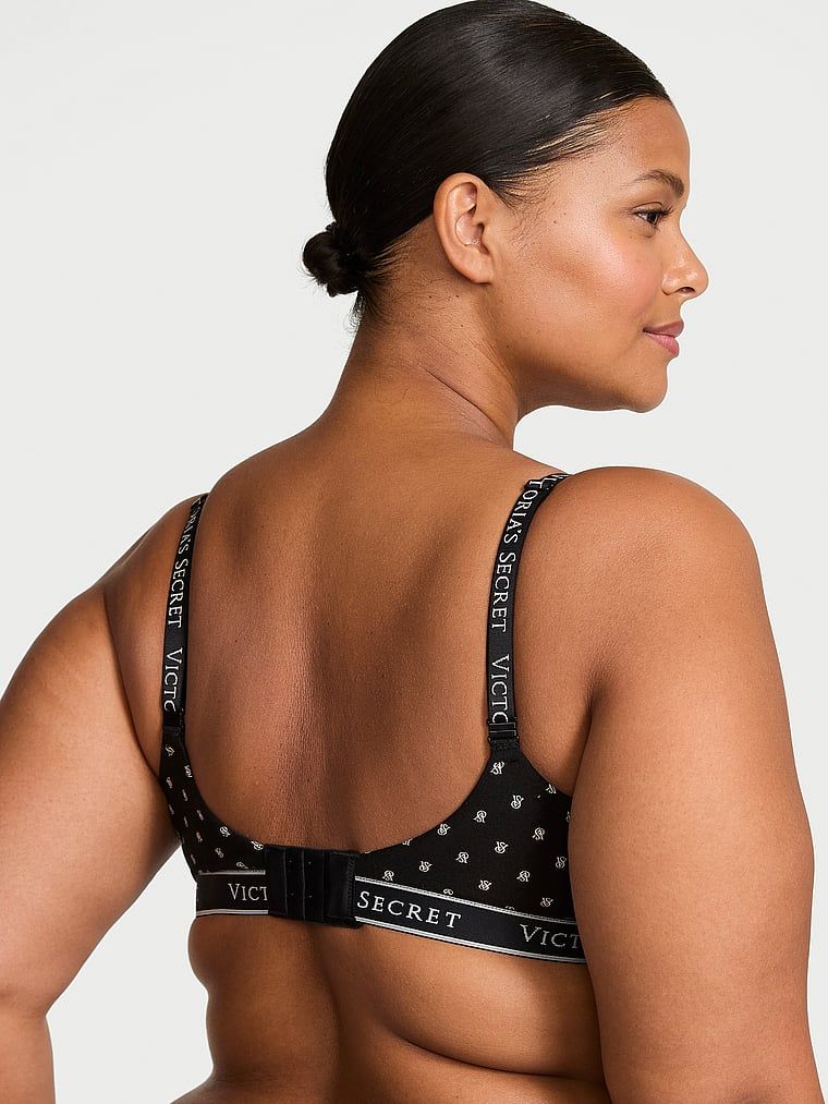 Modelka prezentuje biustonosz push-up bawełniany Perfect Shape. Produkt jest wzorzysty i pochodzi z kolekcji T-shirt.