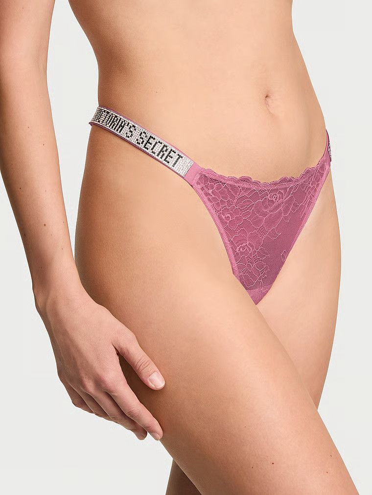Majtki brazyliany koronkowe z błyszczącymi paskami Shine Strap Brazilian. Produkt ma kolor purpurowy i pochodzi z kolekcji Very Sexy. 