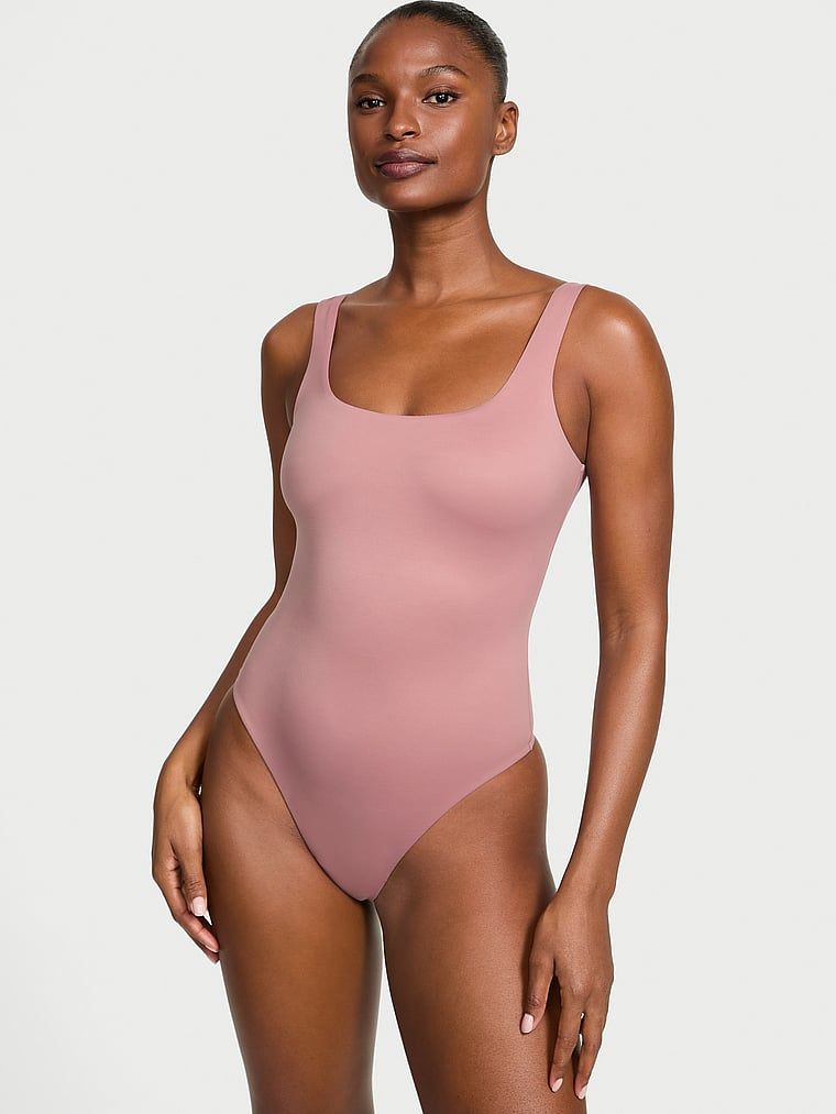 Body z kwadratowym dekoltem FeatherSoft. Produkt ma kolor różowy i pochodzi z kolekcji Victoria's Secret. 