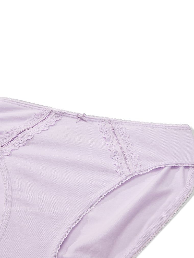 Majtki bawełniane ze wstawkami Lace-Trim. Produkt ma kolor fioletowy i pochodzi z kolekcji Victoria's Secret. 